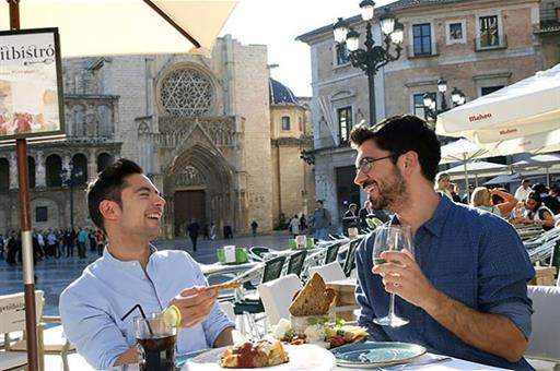 Turistas charlando en la terraza de un restaurante