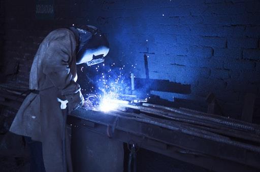 Trabajador soldando, en una fábrica