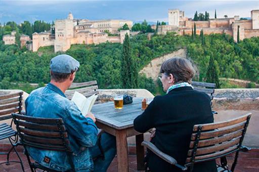 Turistas visitando la Alhambra de Granada