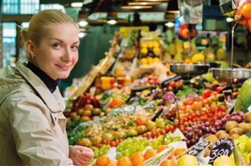 Dependienta de una tienda de frutas y verduras