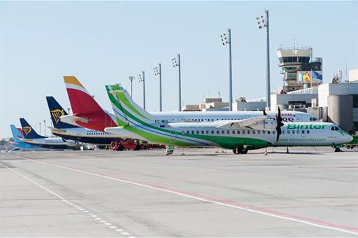 Aviones en la pista de un aeropuerto