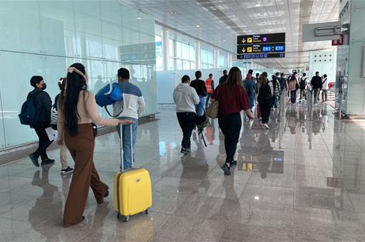 Turistas en un aeropuerto