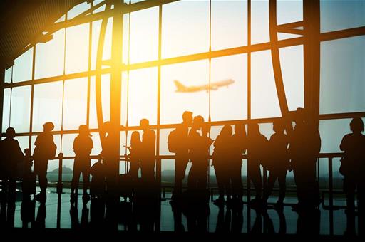 Pasajeros en un aeropuerto