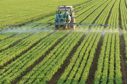 17/11/2023. Tractor esparciendo fertilizantes por un campo. Tractor esparciendo fertilizantes por un campo.