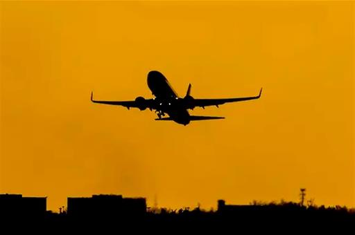 Avión aterrizando en un aeropuerto