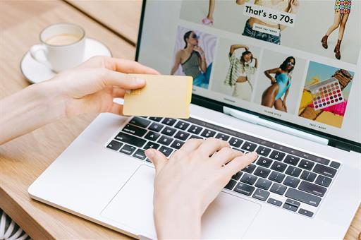Una mujer compra por Internet con una tarjeta