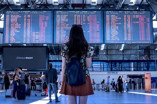 Mujer en un aeropuerto