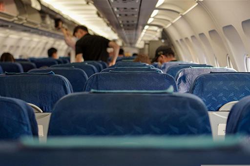 Pasajeros en el interior de un avión