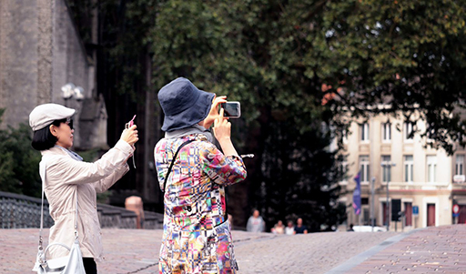Dos turistas haciendo fotos con el móvil