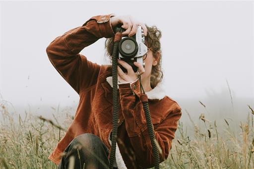 Una turista con su cámara de fotos