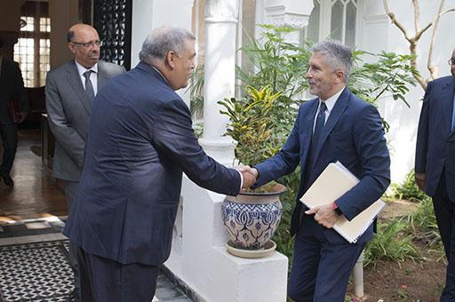 El ministro del Interior en funciones, Fernando Grande-Marlaska, saluda a su homólogo marroquí