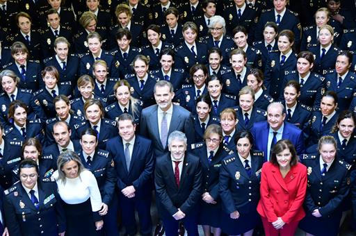 Felipe VI junto a Fernando Grande-Marlaska, Emiliano García-Page, Ana Botella y Milagros Tolón, posan junto a mujeres policías.