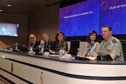 Carmen Calvo y Fernando Grande-Marlaska durante la presentación del plan
