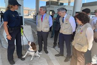 El ministro del Interior, Grande-Marlaska, junto al equipo de Cruz Roja y una agente de la Policía Nacional y su perro