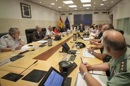 El ministro del Interior, Fernando Grande-Marlaska, junto a autoridades