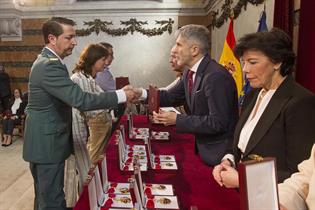 El ministro del Interior, Fernando Grande-Marlaska, y la ministra de Educación, Isabel Celaá. imponen condecoraciones