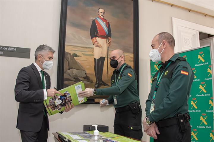 Grande-Marlaska presenta el calendario solidario 2021 de la Guardia Civil Grande-Marlaska presenta el calendario solidario 2021 de la Guardia Civil