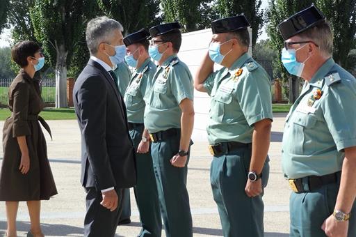 El ministro del Interior, Fernando Grande-Marlaska, recibe el saludo de los mandos de la Guardia Civil 