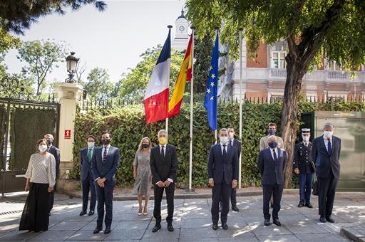 Los ministros del Interior de España y Francia y las delegaciones respectivas, en foto de familia