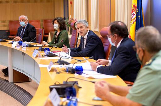 El ministro Fernando Grande-Marlaska y el resto de autoridades durante la presentación