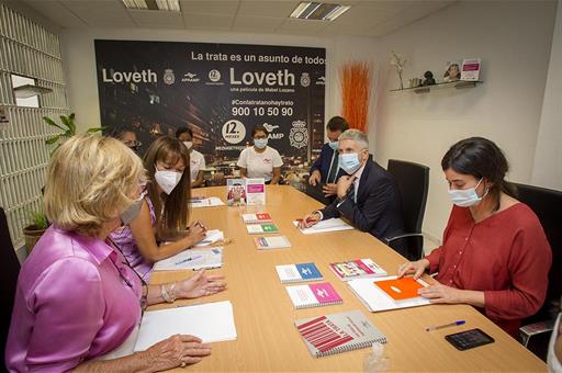 Grande-Marlaska durante su visita a un centro de formación para víctimas de la Trata