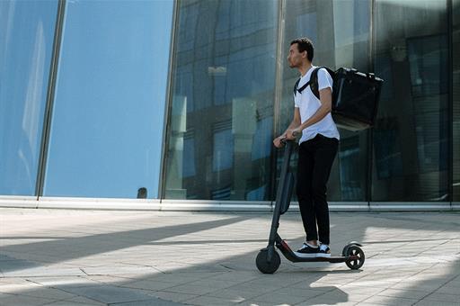 Hombre montando en patinete