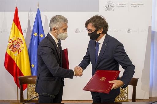 El ministro Fernando Grande-Marlaska y el presidente de Plena Inclusión, Santiago López, se dan la mano tras firmar el convenio