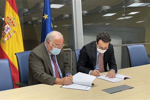 El director General de Tráfico, Pere Navarro y el secretario general de la Federación Española de Dislexia (FEDIS), Iñaki Muñoz