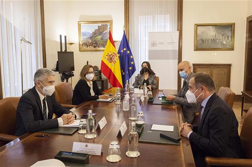 El ministro Fernando Grande-Marlaska y el director general de Frontex duranta su reunión