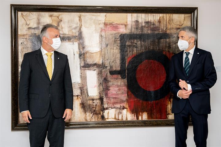 Fernando Grande Marlaska junto a Ángel Víctor Torres