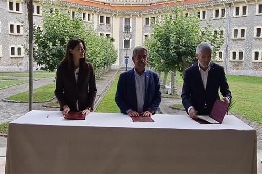 Fernando Grande-Marlaska, Pilar Llop, y Miguel Ángel Revilla durante el acto de firma