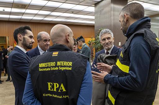 El ministro del Interior, Fernando Grande-Marlaska, charlando con miembros del Equipo Policial de Apoyo (EPA)