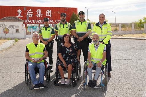 Voluntarios con lesión medular acompañan a los agentes de la Agrupación de Tráfico de la Guardia Civil