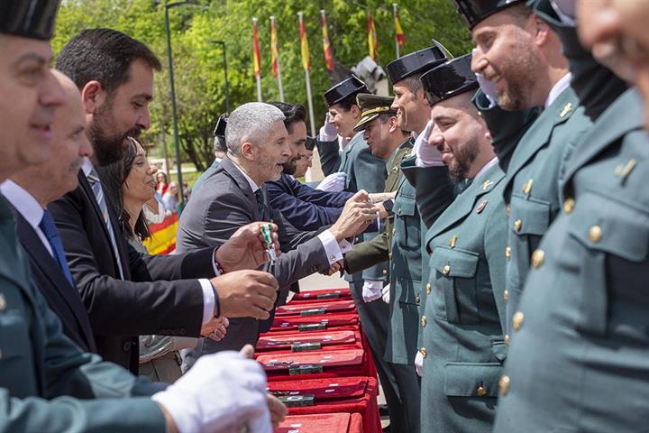 El ministro Fernando Grande-Marlaska y otras autoridades entregan condecoraciones a guardias civiles durante el acto