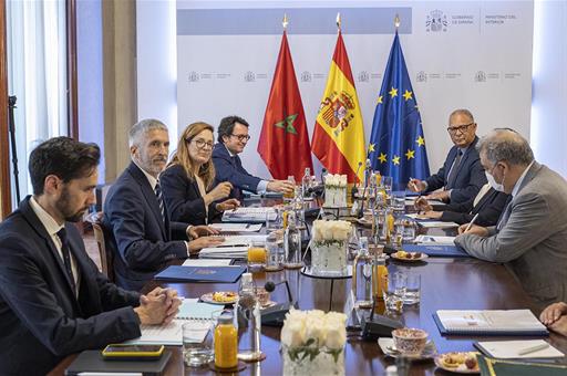 Fernando Grande-Marlaska y Abdelouafi Laftit junto con las delegaciones de España y Marruecos