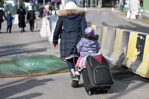 Una refugiada ucraniana junto a su hija (Foto: Archivo EFE)