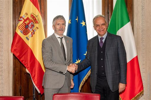 El ministro del Interior, Fernando Grande-Marlaska, junto a su homólogo italiano, Matteo Piantedosi