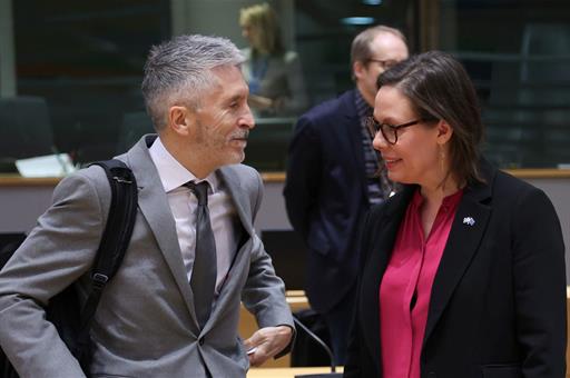 El ministro del Interior, Fernando Grande-Marlaska, junto a una colega comunitaria