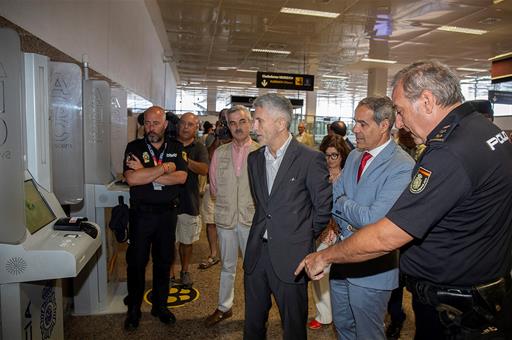 El ministro del Interior durante la visita al Puerto de Algeciras