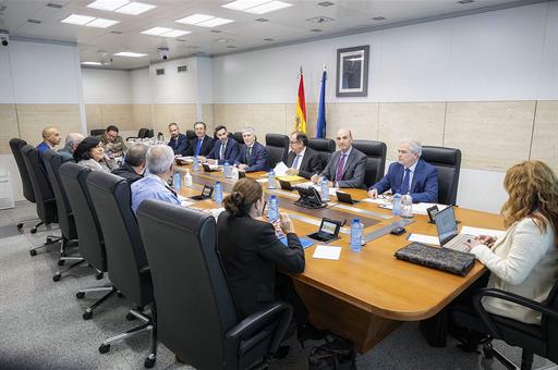 El ministro del Interior, Fernando Grande-Marlaska, junto con los integrantes de la mesa