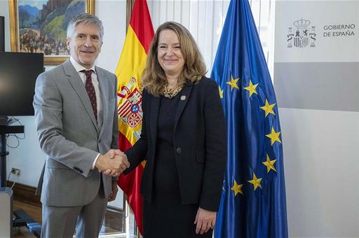 El ministro del Interior en funciones, Fernando Grande-Marlaska, junto a la la directora general de la OIM, Amy E. Pope