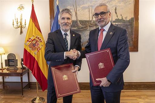 El ministro del Interior, Fernando Grande-Marlaska, y el presidente del Consejo de Seguridad Nuclear, Juan Carlos Lentijo