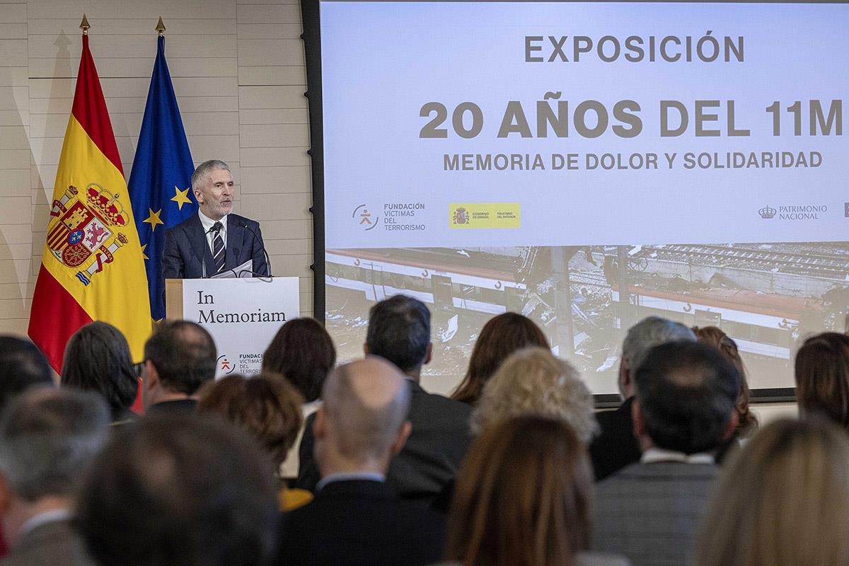 El ministro del Interior, Fernando Grande-Marlaska, inaugura la exposición '20 años del 11M. Memoria de dolor y solidaridad'.