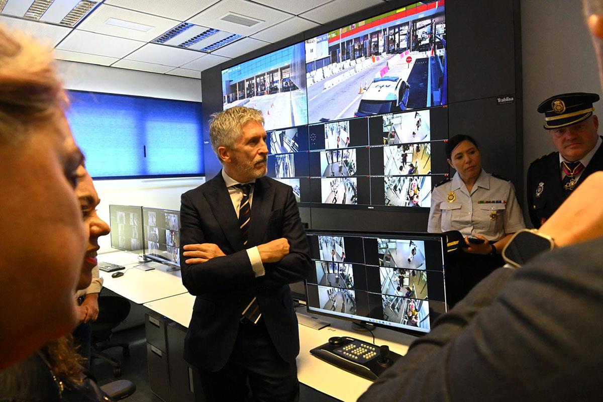 El ministro del Interior, Fernando Grande-Marlaska, durante su visita a las nuevas instalaciones del puesto fronterizo en Ceuta.