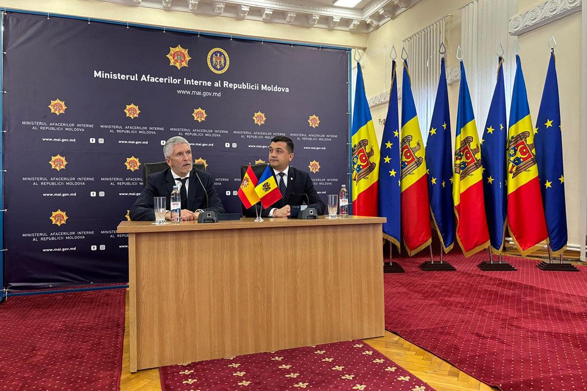Imagen del artículo Grande-Marlaska refuerza la cooperación con Moldavia con la entrega de material de seguridad frente al crimen organizado