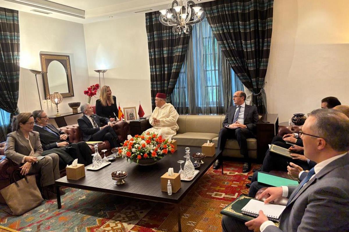El ministro del Interior, Fernando Grande-Marlaska, durante el encuentro que ha mantenido en Rabat con su homólogo marroquí
