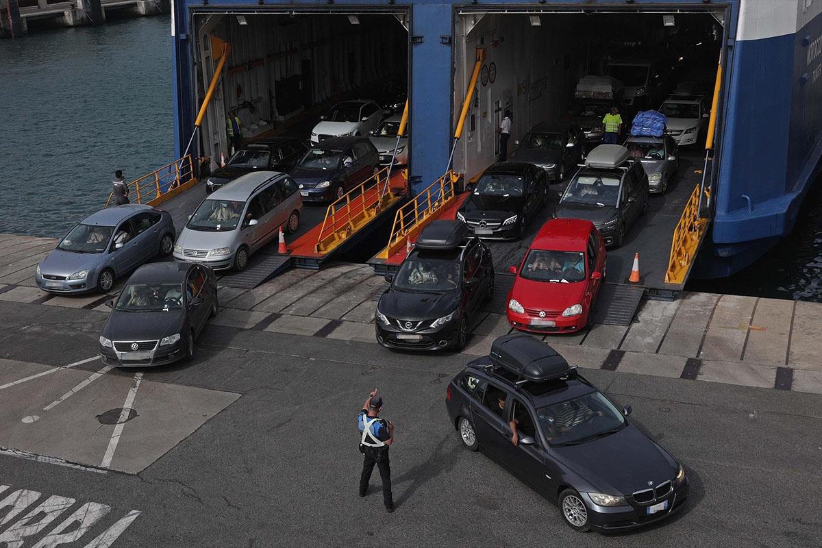 Vehículos durante el dembarque en la Operación Paso del Estrecho