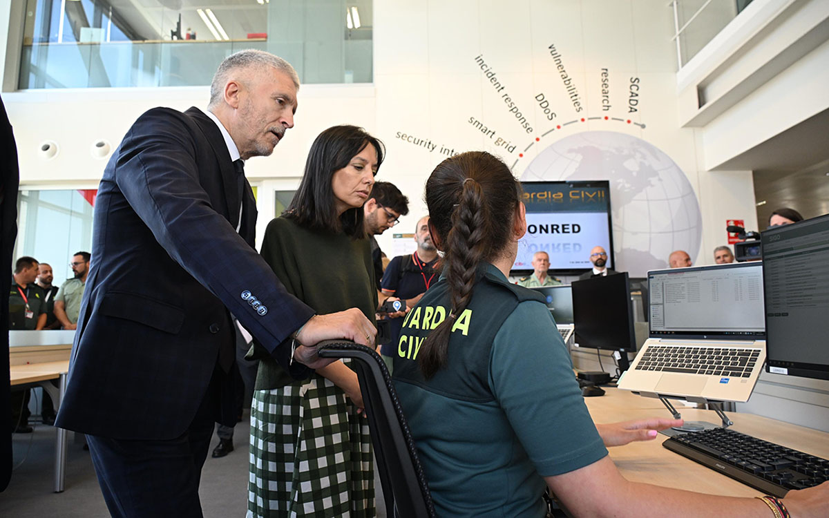 El ministro del Interior, Fernando Grande-Marlaska, conoce el canal telemático de denuncias de la Guardia Civil, en el INCIBE.