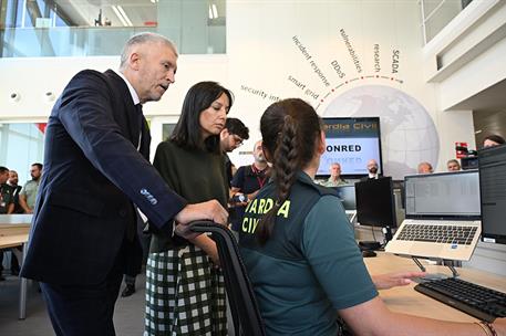El ministro del Interior, Fernando Grande-Marlaska, conoce el canal telemático de denuncias de la Guardia Civil, en el INCIBE..