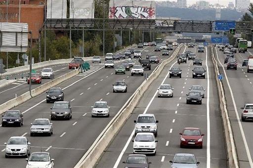 Tráfico denso en el acceso a una gran ciudad